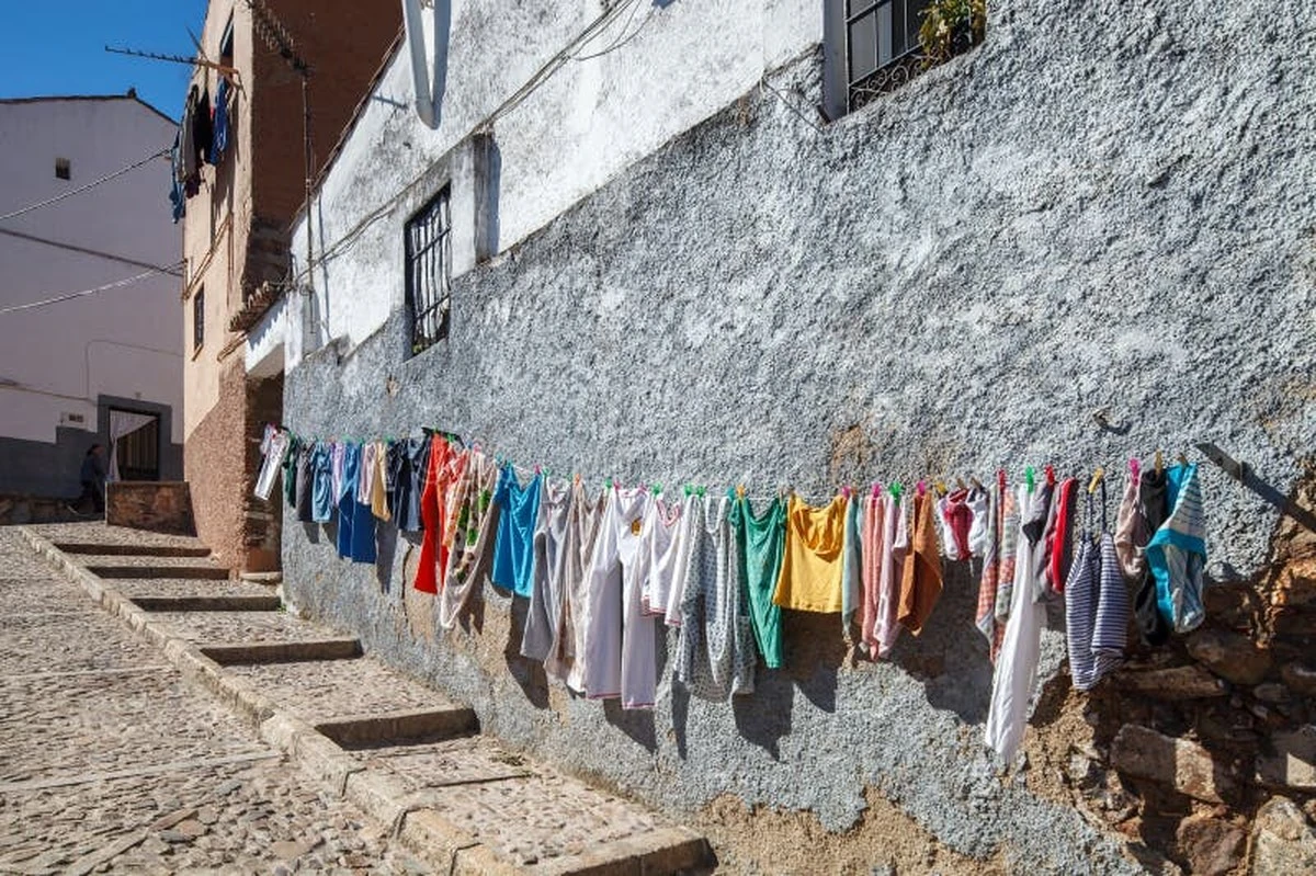 Dlaczego mieszkańcy Cáceres kładą kukły ze słomy na starych praniach - image 1