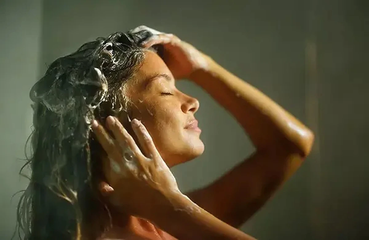 Dlaczego moksre włosy pachną metalem po wyjściu spod prysznica - image 1