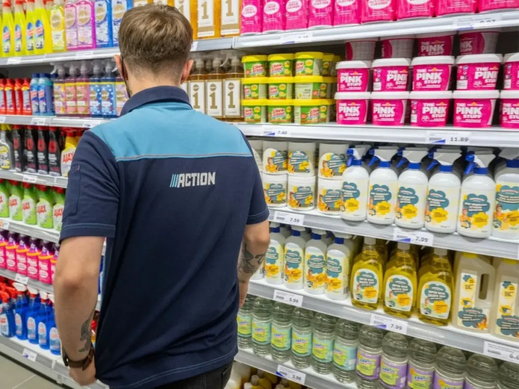 Dlaczego profesjonaliści sięgają po ten tani spray z Action, gdy dywan wydaje się nie do odratowania