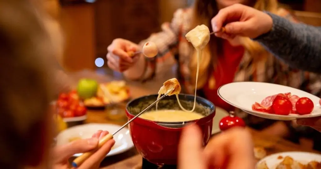 Dlaczego profesjonalni kucharze wybierają elektryczne zestawy do fondue w 2026 roku