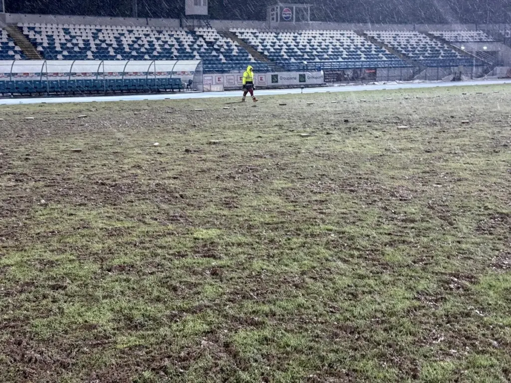 Dlaczego profesjonalne boisko za 500 000 euro zamieniło się w bagno