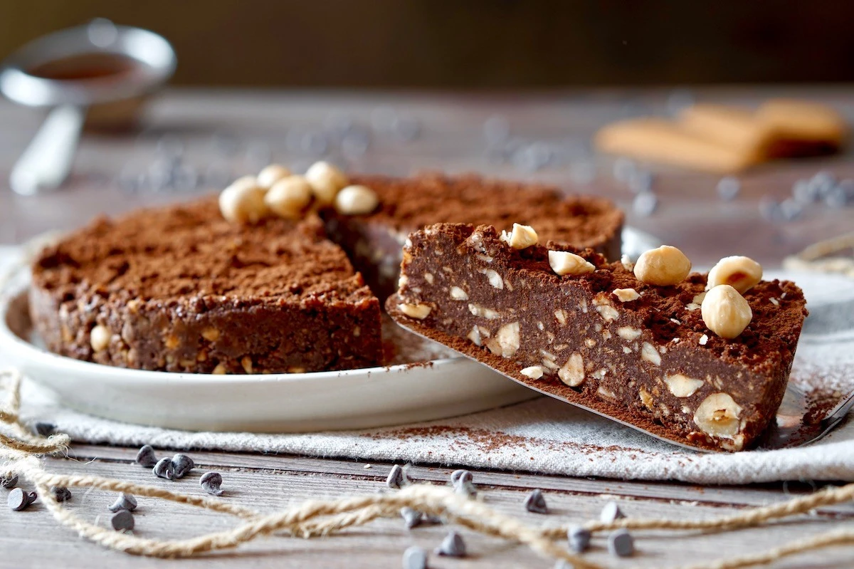 Dlaczego profesjonalni cukiernicy zawsze dodają zmielone ciastka maślane do formy - image 1