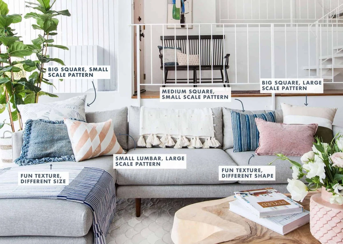 Dlaczego profesjonalni dekoratorzy zawsze kładą nieparzystą liczbę poduszek na kanapie - image 1