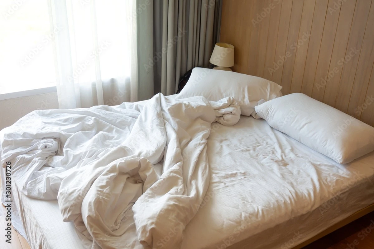 Dlaczego rano warto zostawić łóżko w nieładzie - image 1