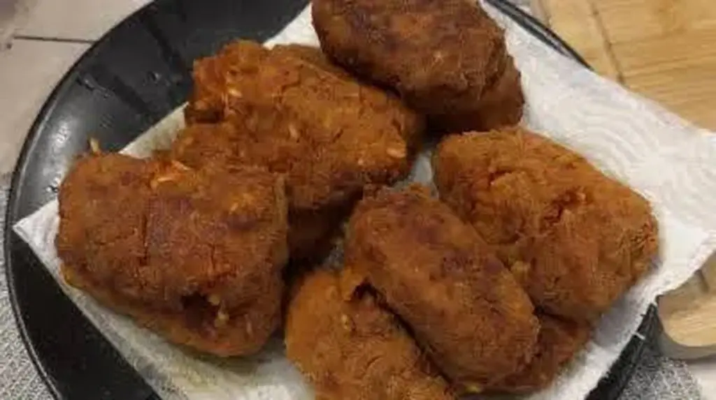 Dlaczego rzymscy kucharze zawsze wkładają kawałek mozzarelli do środka ryżowych kulek