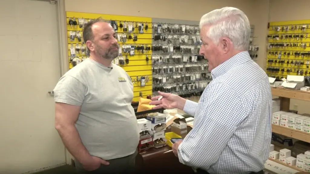 Dlaczego ślusarze z ogłoszeń w Google coraz częściej żądają gotówki do ręki