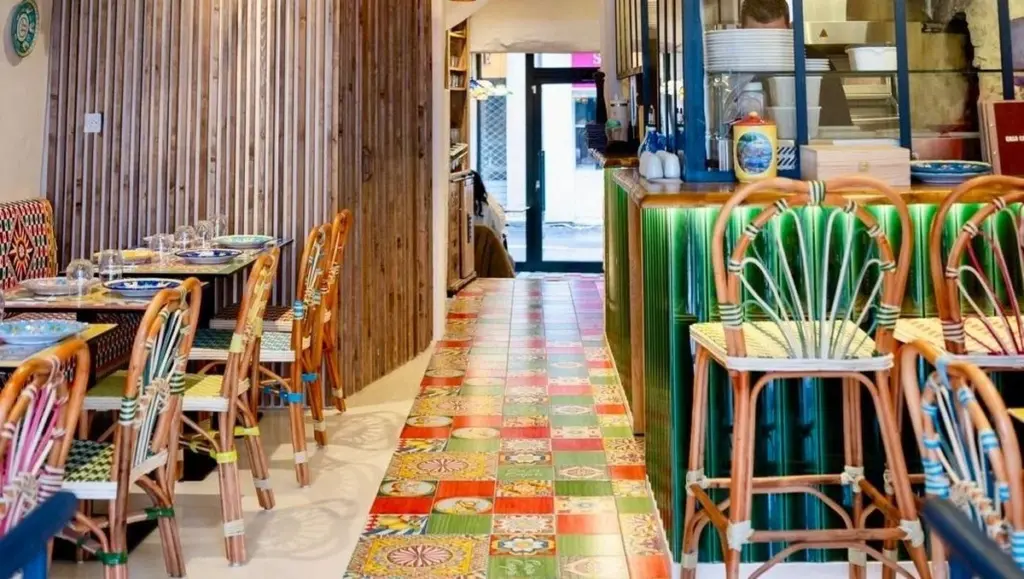 Dlaczego szefowie kuchni w Aix-en-Provence dodają szafran do risotto z homarcami