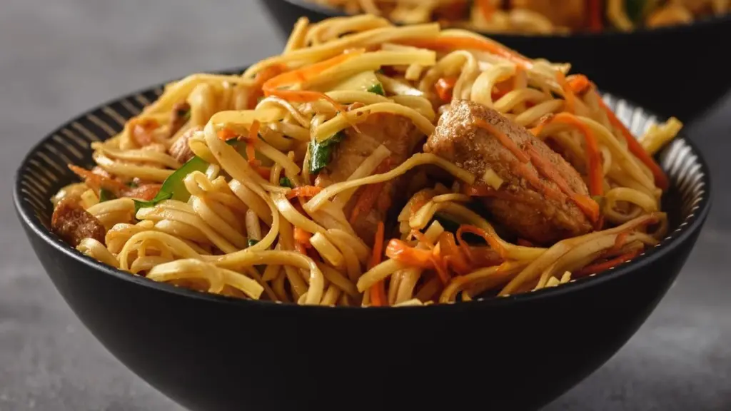 Dlaczego szefowie kuchni dodają łyżkę sosu chili do jajek przed smażeniem makaronu