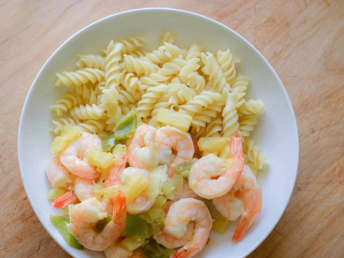 Dlaczego szefowie kuchni zawsze dodają świeży ananas do sałatki z krewetkami - image 1