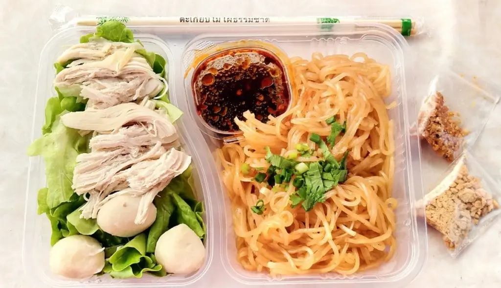 Dlaczego Tajowie dodają ocet ryżowy do szarpanego kurczaka zamiast soli