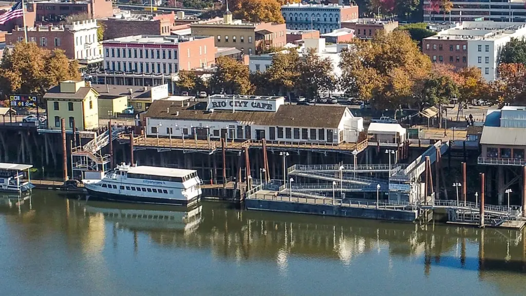 Dlaczego ulubiony ogródek piwny z Midtown przenosi się nad rzekę