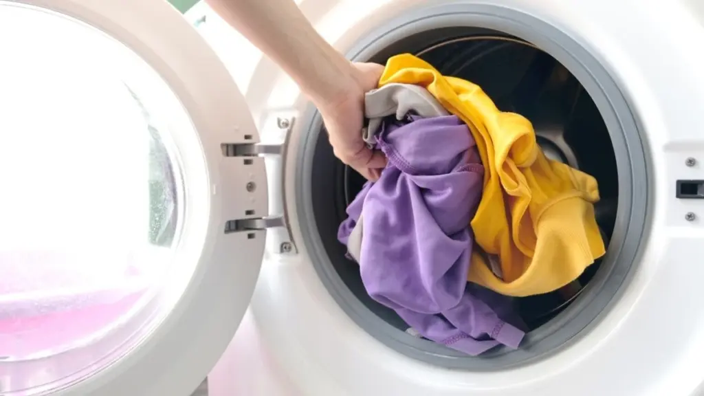 Dlaczego ustawianie pralki na ten sam program niszczy Twoje ubrania