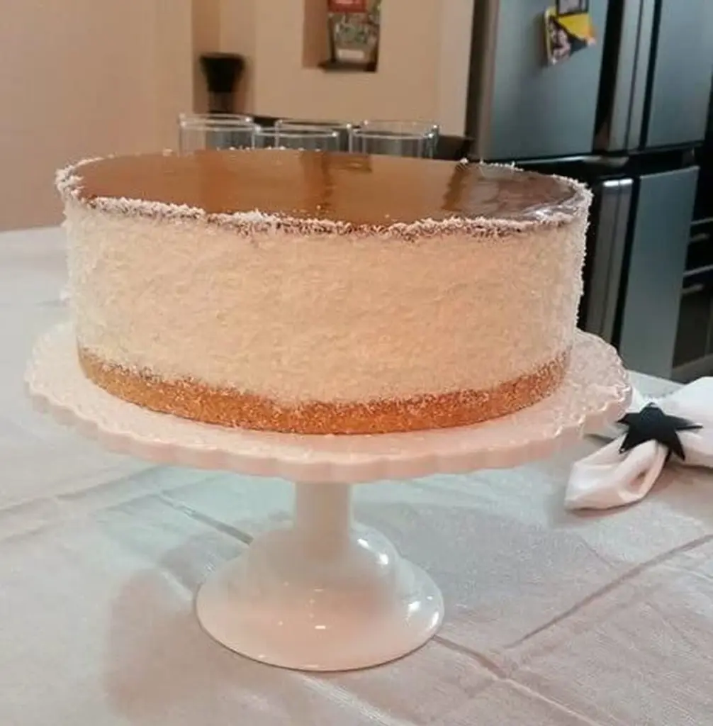 Dlaczego warto dodać dwie łyżki wiórków kokosowych do spodu z kajmakiem