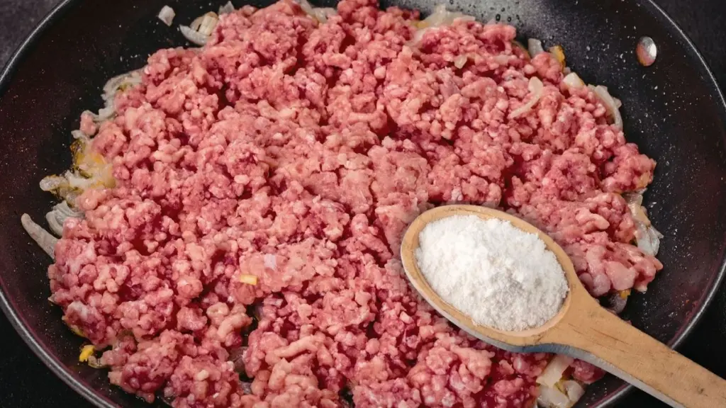 Dlaczego warto dodać szczyptę sody do mięsa mielonego