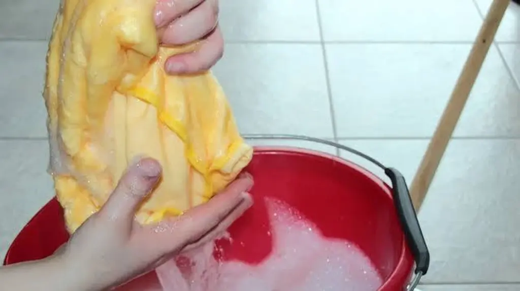 Dlaczego warto dodać szklankę wody utlenionej do mycia podłóg