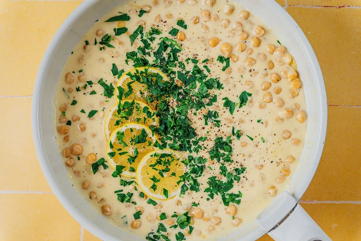 Dlaczego warto dodać sok z cytryny do ciecierzycy z puszki - image 1