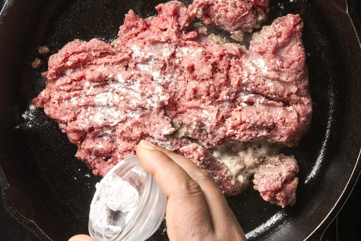 Dlaczego warto dodać szczyptę sody do mięsa mielonego - image 1