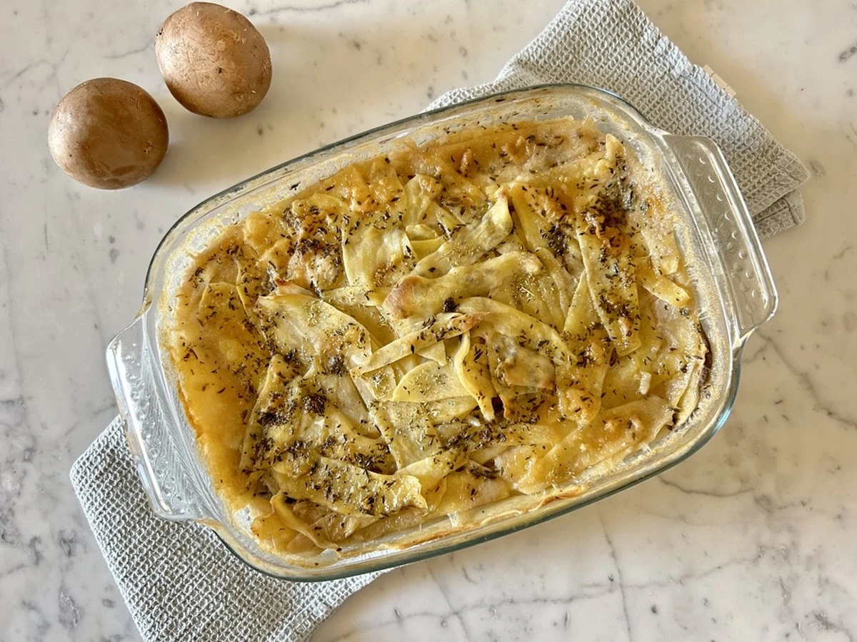 Dlaczego warto dodać szczyptę mąki do wody podczas gotowania grzybów - image 1