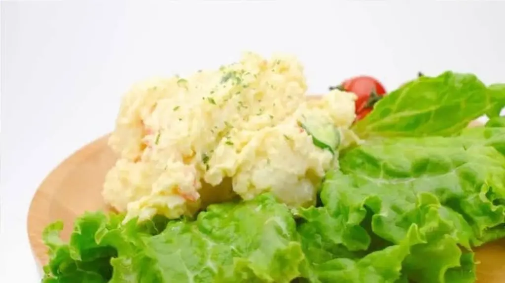 Dlaczego warto poczekać, aż ziemniaki wystygną, zanim zrobisz z nich sałatkę