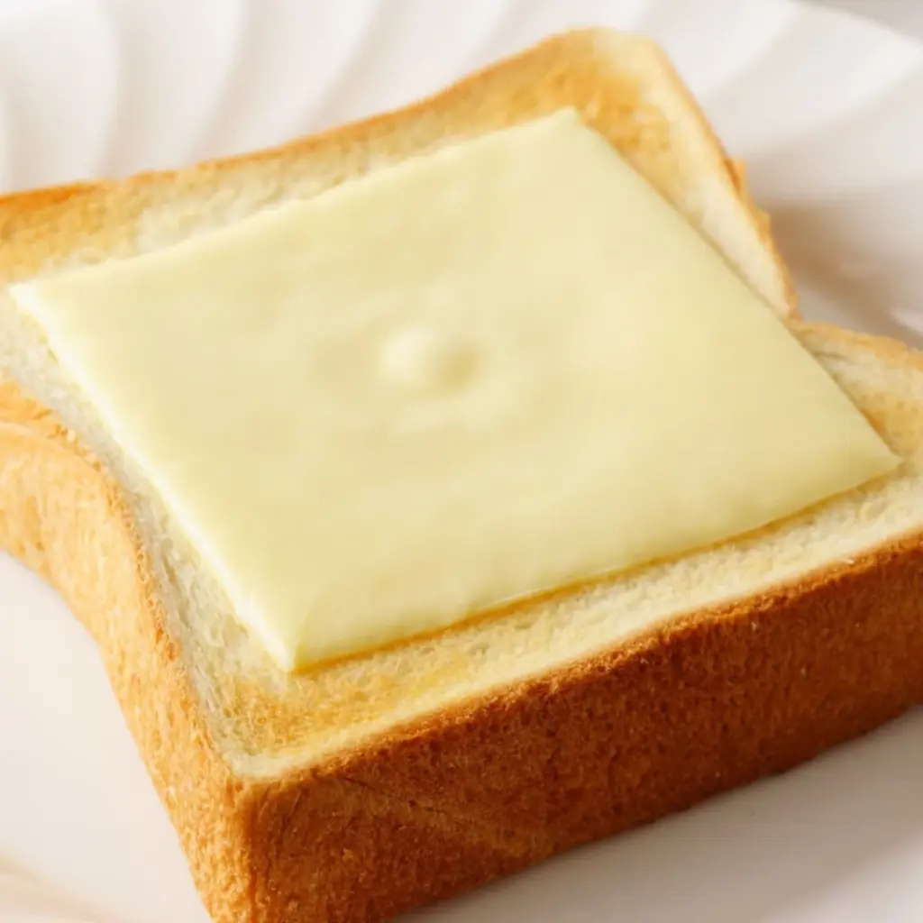 Dlaczego warto posypać ser żółty łyżką cukru przed pieczeniem