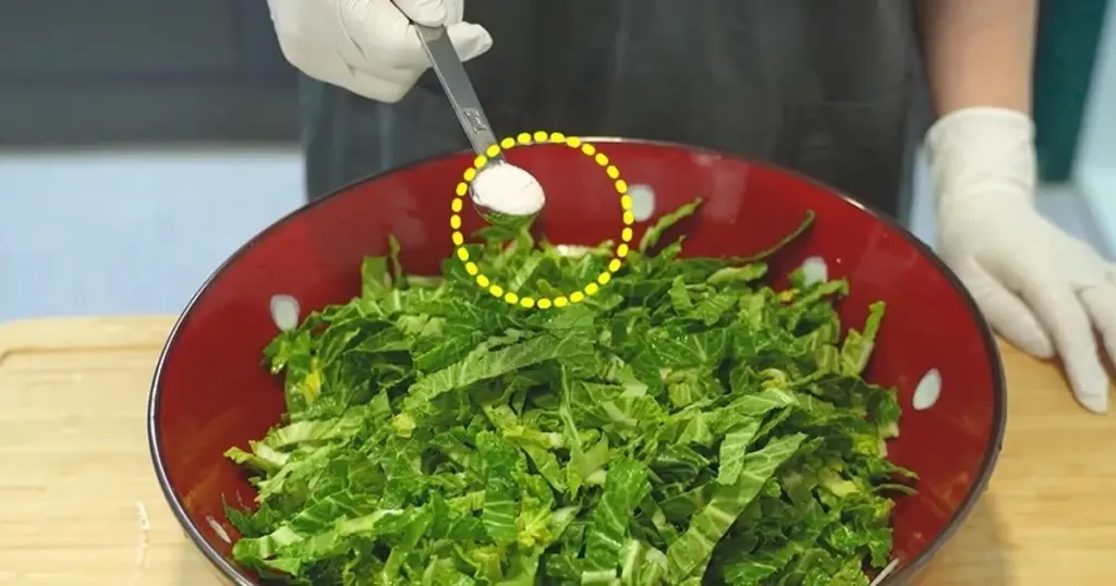 Dlaczego warto pociąć młodą kapustę i zamiast smażenia, włożyć ją na 3 minuty do parowaru