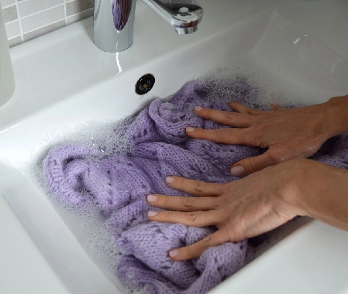 Dlaczego warto przestać czytać metki „dry clean only” na każdym ubraniu - image 1