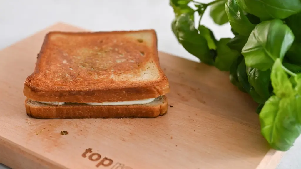 Dlaczego warto smarować chleb masłem przed samym smażeniem, a nie tylko na patelni