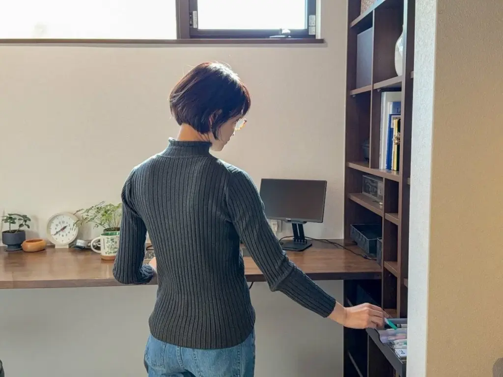 Dlaczego warto trzymać nożyczki dokładnie cztery kroki od stołu