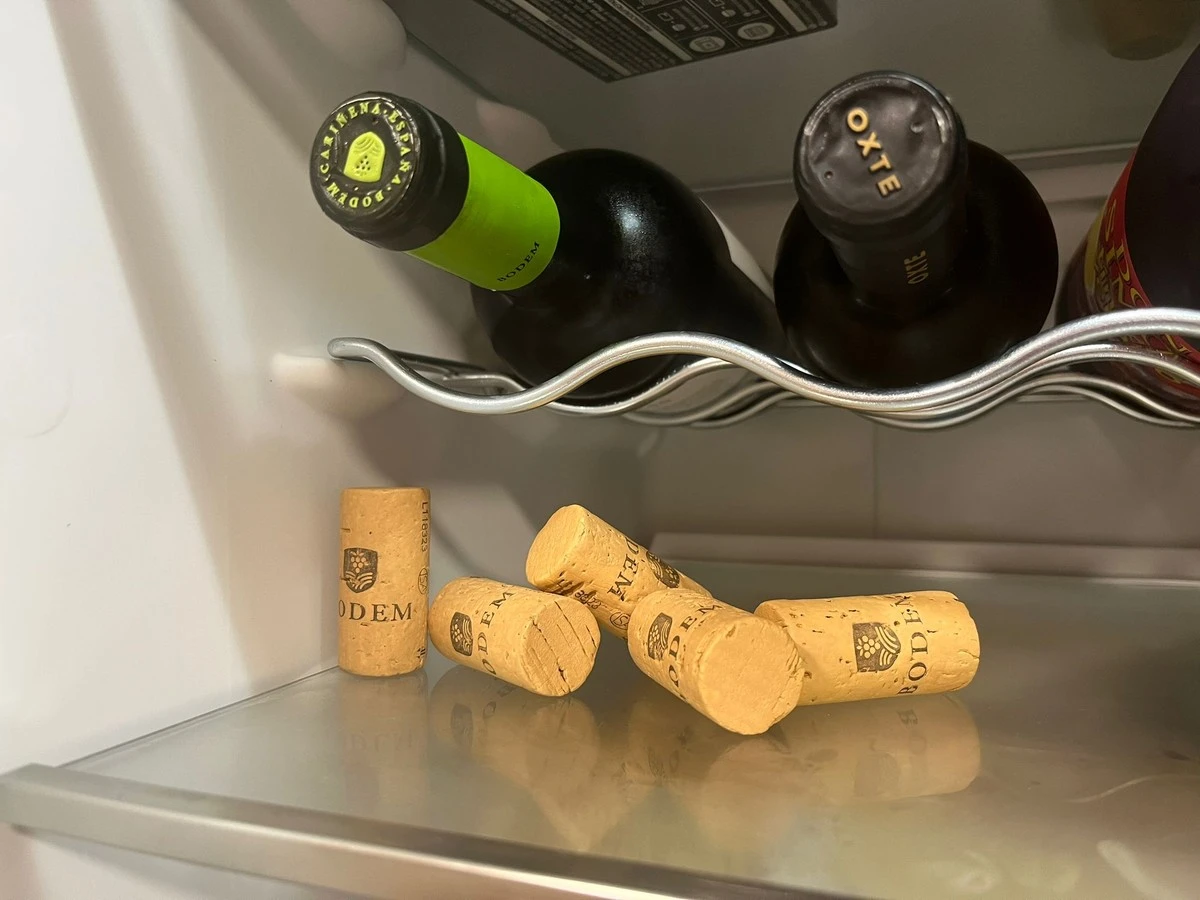 Dlaczego warto trzymać zwykły korek od wina w lodówce - image 1