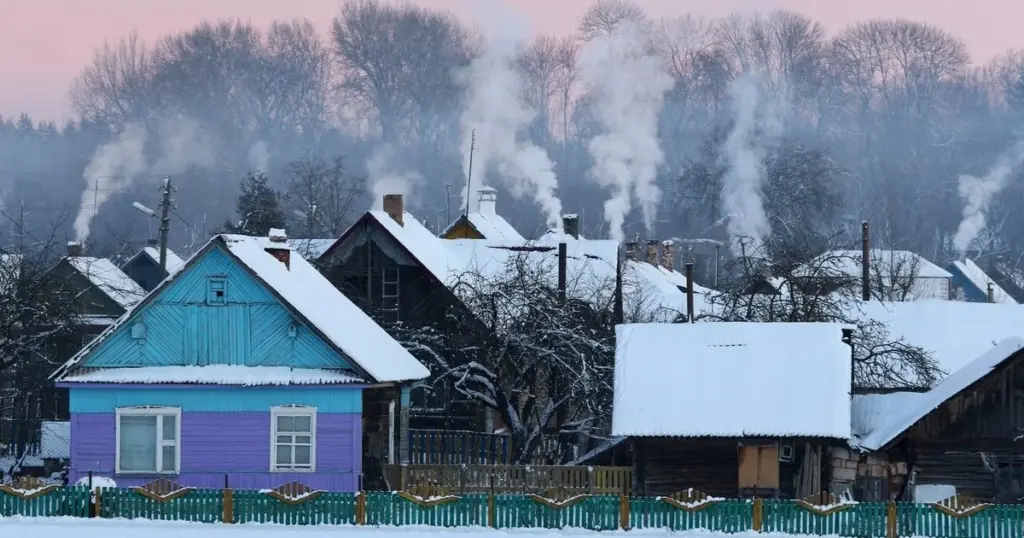 Dlaczego warto ukryć rury pod trawnikiem zamiast wieszać pompę na ścianie