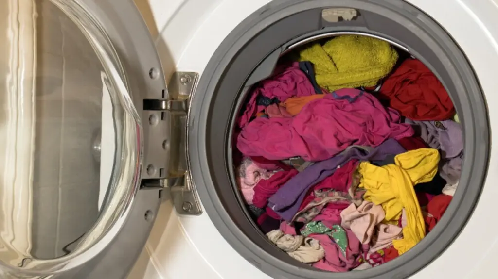 Dlaczego warto wlać szklankę octu do pralki, gdy ubrania zafarbują na różowo