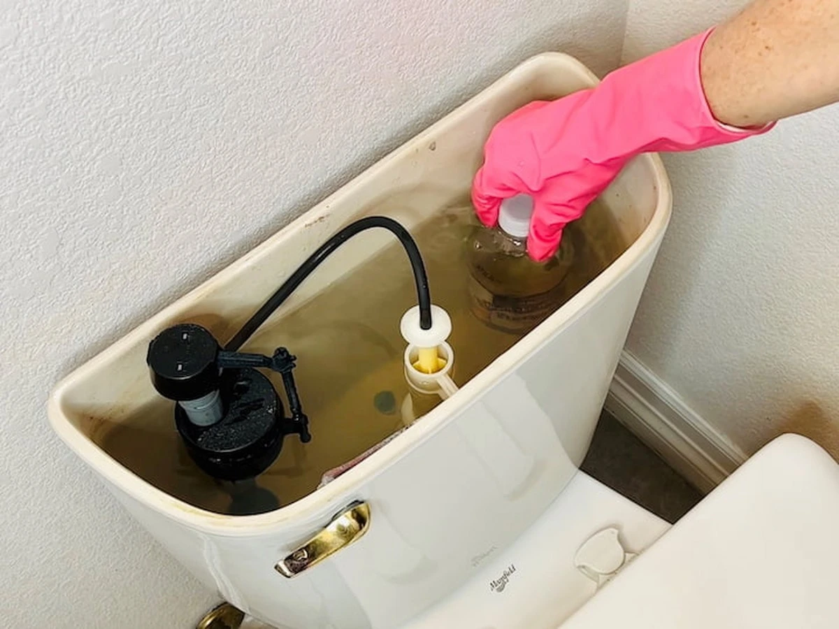 Dlaczego warto włożyć kawałek mydła do spłuczki w toalecie - image 1