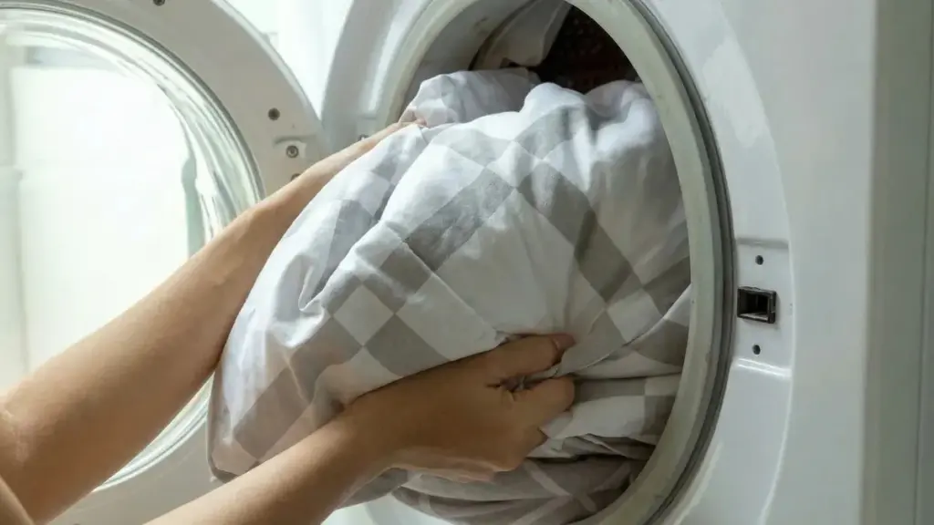 Dlaczego warto wrzucić dwie piłki tenisowe do wanny, gdy pierzesz kołdrę