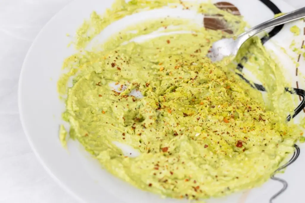 Dlaczego warto wrzucić słoik oliwek do blendera zamiast smażyć jajka