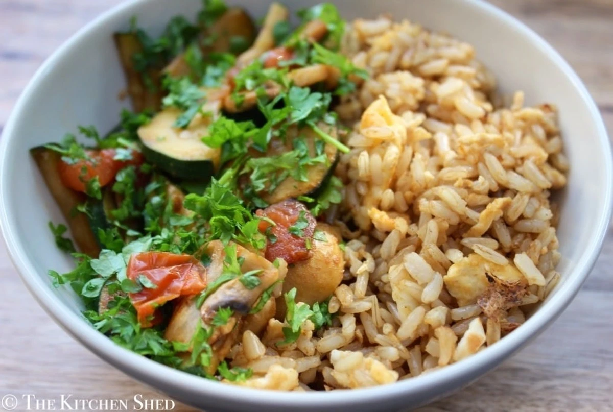 Dlaczego warto wrzucić szklankę brązowego ryżu do garnka rano - image 1