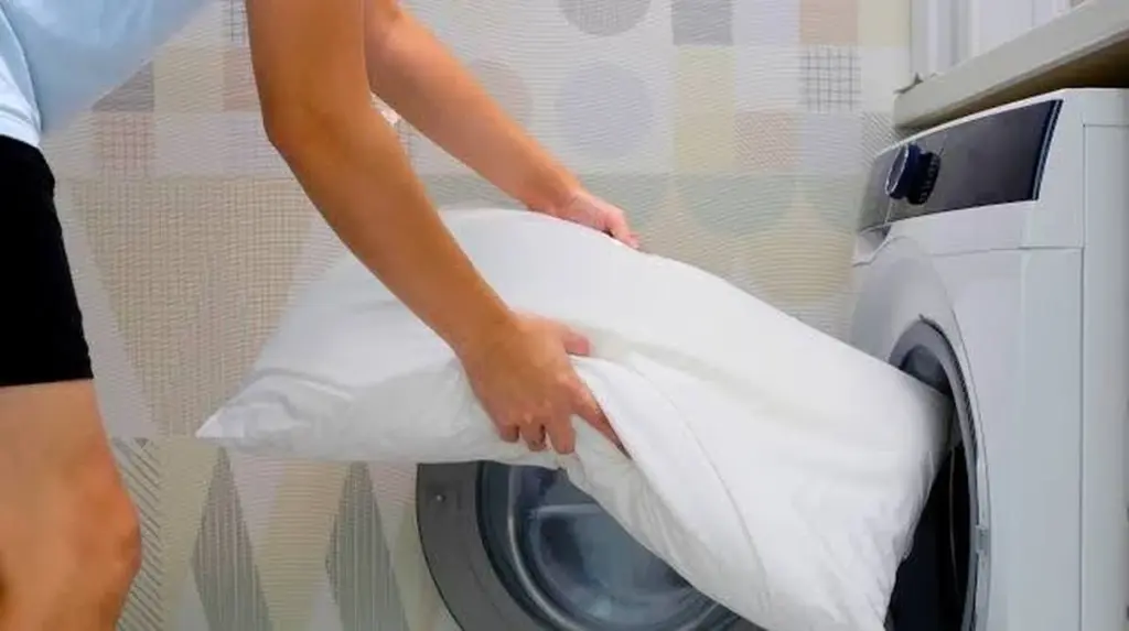 Dlaczego warto wsypać 6 łyżek sody do pralki podczas prania poduszek