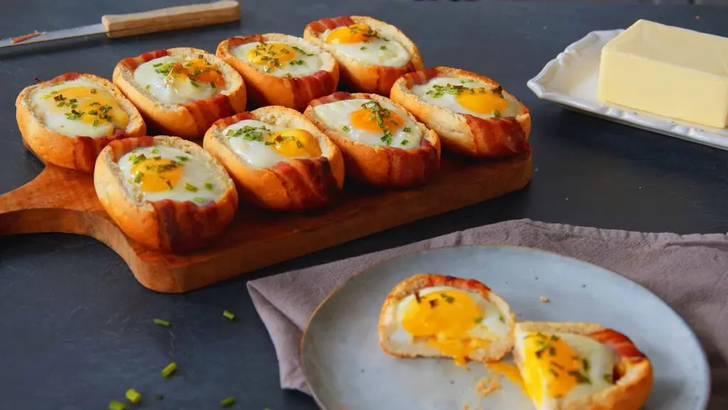 Dlaczego warto wyjmować miąższ z bułek przed pieczeniem śniadania