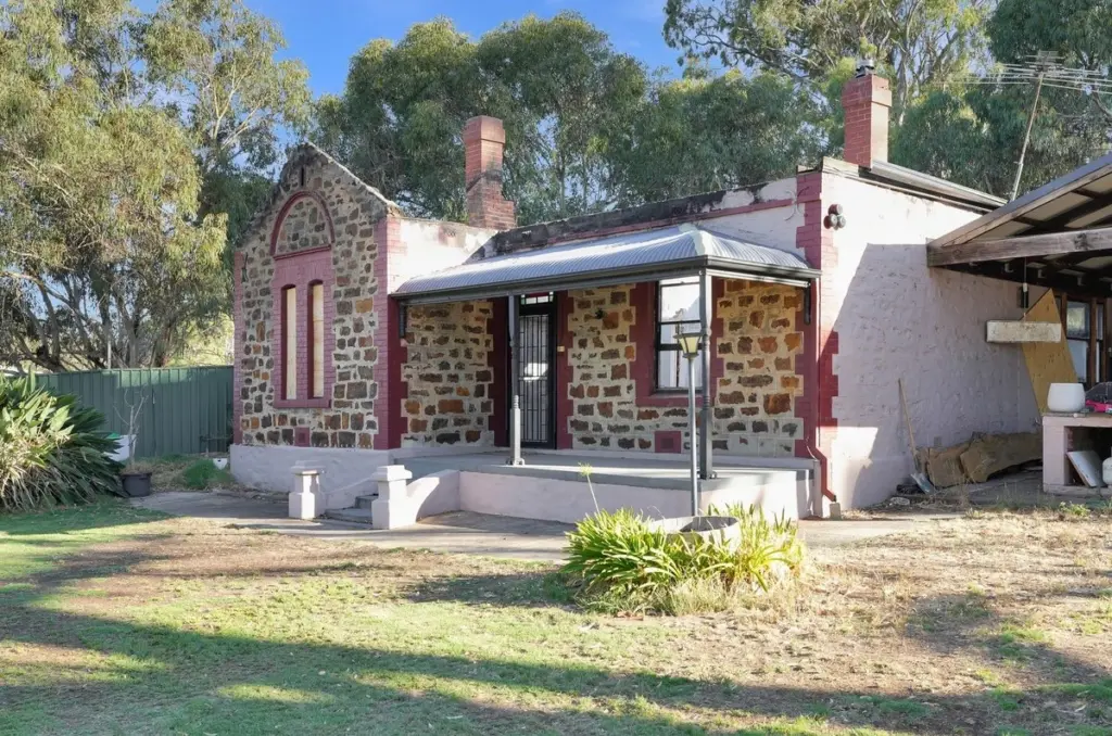 Dlaczego warto zachować stare mury po pożarze: historia kamiennej chaty