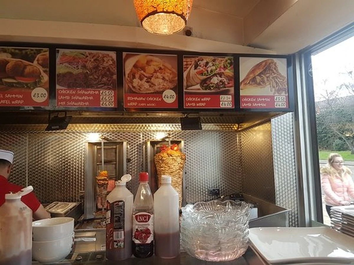 Dlaczego w dawnym salonie sukien ślubnych przy Norwich Road ustawiają się teraz kolejki - image 1