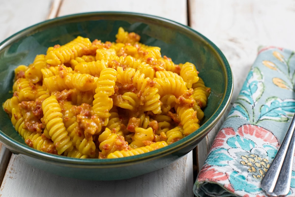 Dlaczego włoscy kucharze zawsze dodają purée z ziemniaków do sosu z kiełbasą - image 1