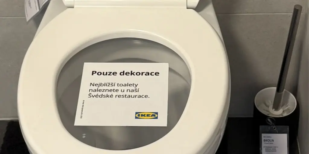 Dlaczego w toaletach IKEA pojawiły się te dziwne tabliczki