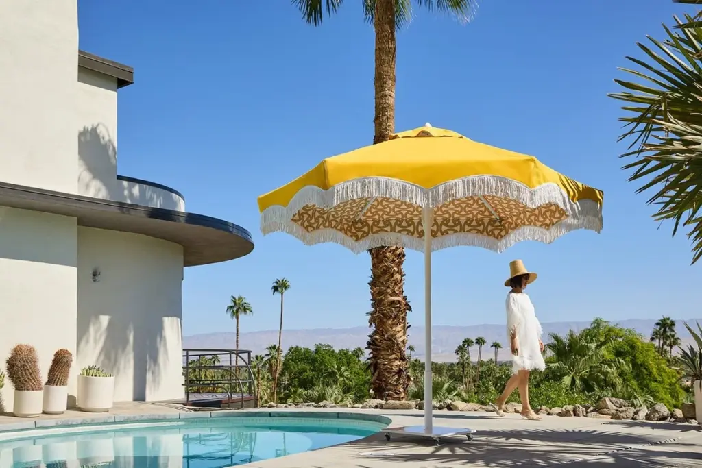 Dlaczego znani projektanci zaczęli ukrywać wzory pod poszyciem parasoli ogrodowych