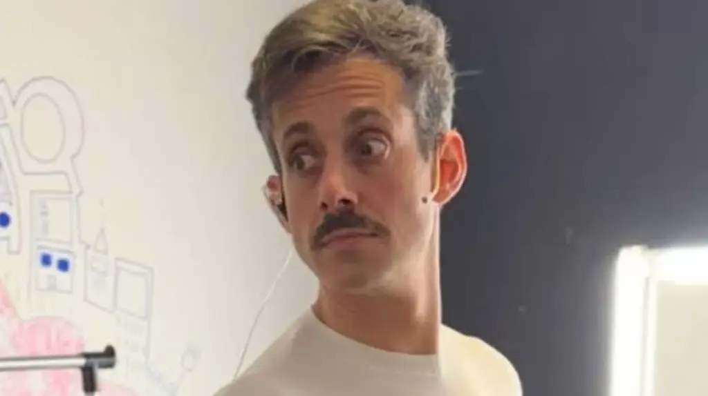 Dlaczego znany artysta zamontował różową zjeżdżalnię w środku salonu