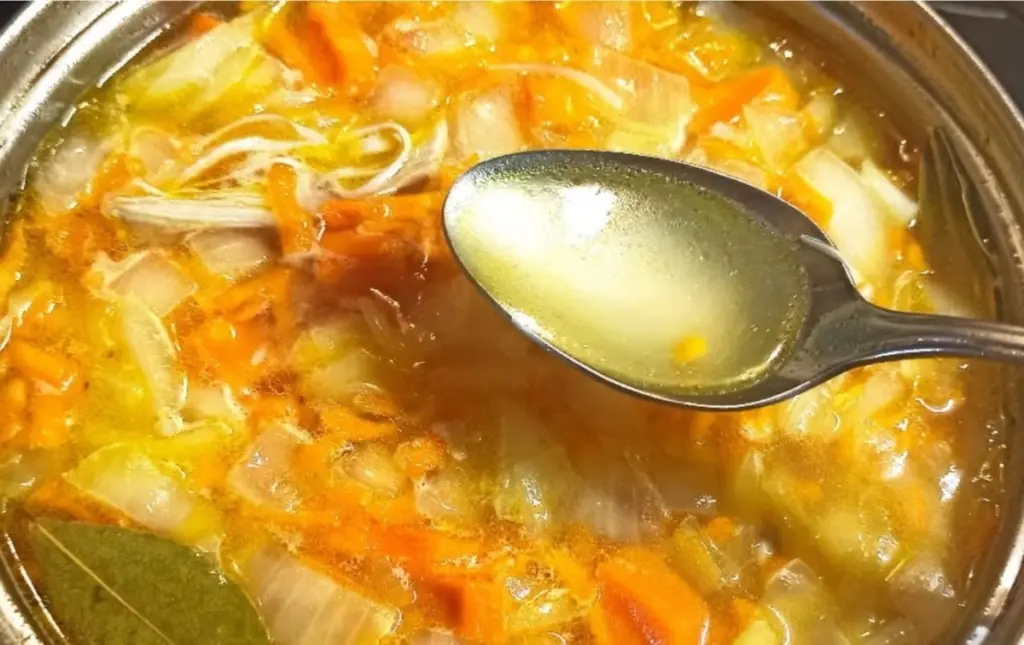 Klarowny rosół jak w restauracji: 1 czynność po wrzeniu
