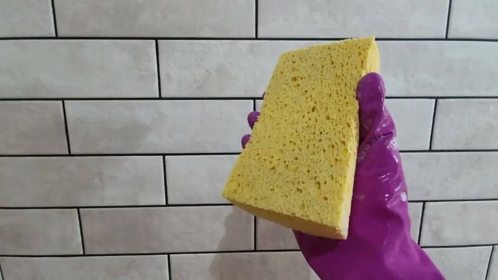 Niebieska gąbka na kaloryferze: Darmowy trik na suche powietrze