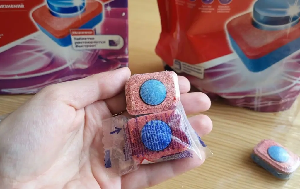 Niebieska tabletka do pralki: Dlaczego Polacy wykupują ją z Rossmanna?