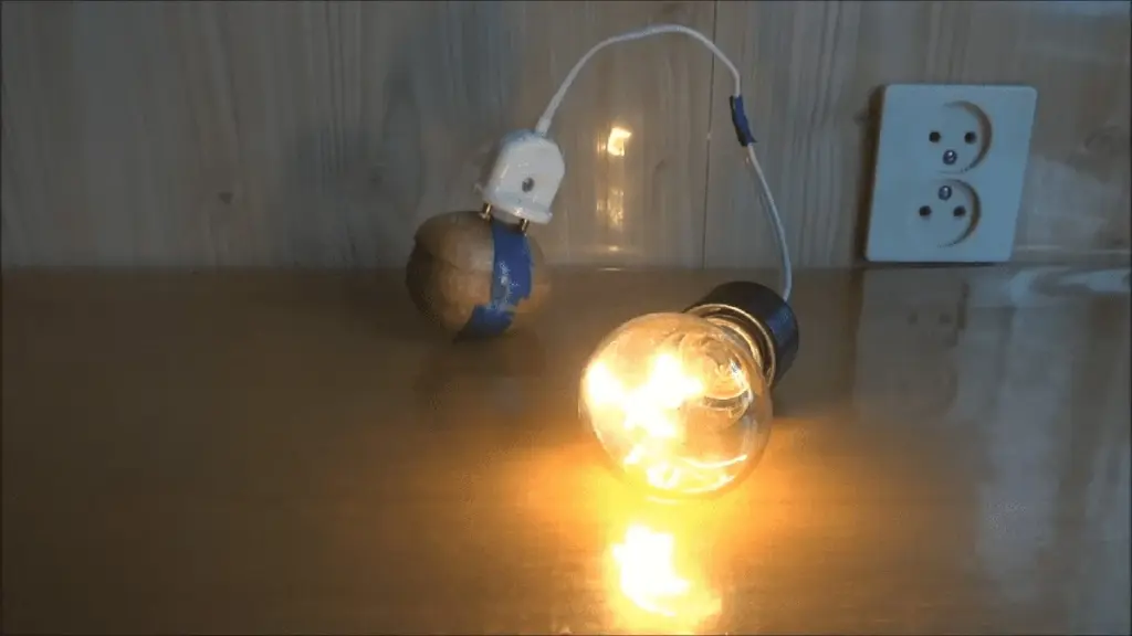 Niebieska taśma i ziemniak: trik na prąd z polskiego YouTube