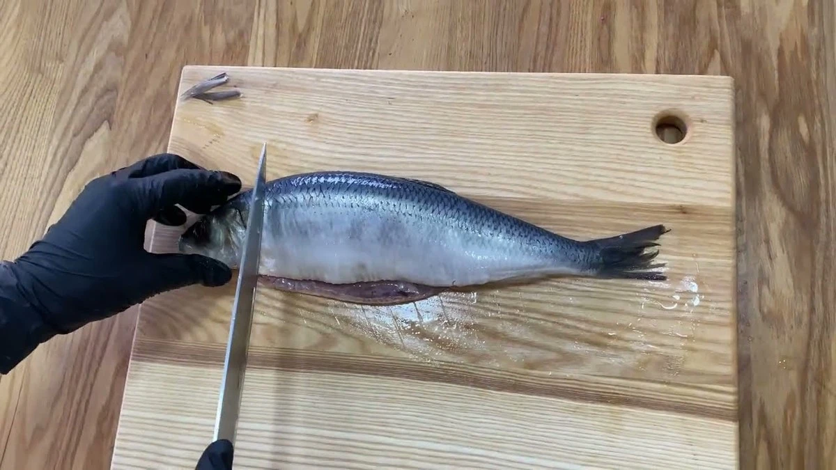 Odkryty trik na ości: jak filetować śledzia w 3 sekundy - image 1