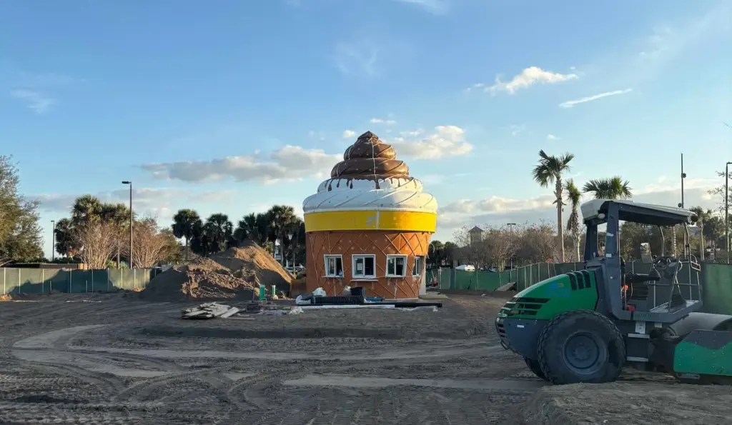 Pierwszy taki budynek w The Villages. Gigantyczny rożek lodowy przy Pinellas Plaza niemal gotowy