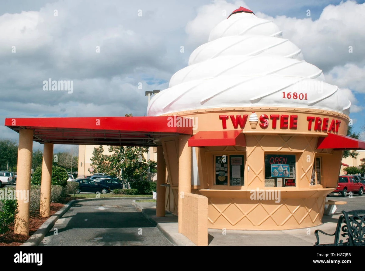 Pierwszy taki budynek w The Villages. Gigantyczny rożek lodowy przy Pinellas Plaza niemal gotowy - image 1